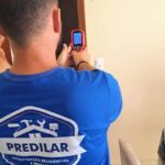 técnico da usando câmera termográfica