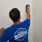 Técnico usando o scanner de parede para detectar a localização do encanamento.