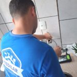 técnico usando a câmera endoscópica em uma tubulação de esgoto