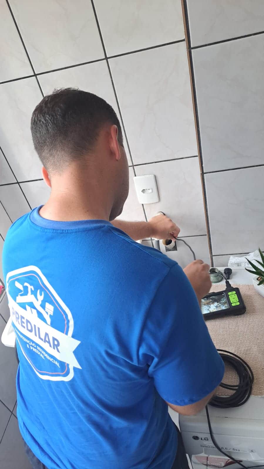 Técnico Usando a Câmera Endoscópica (Boroscópio)