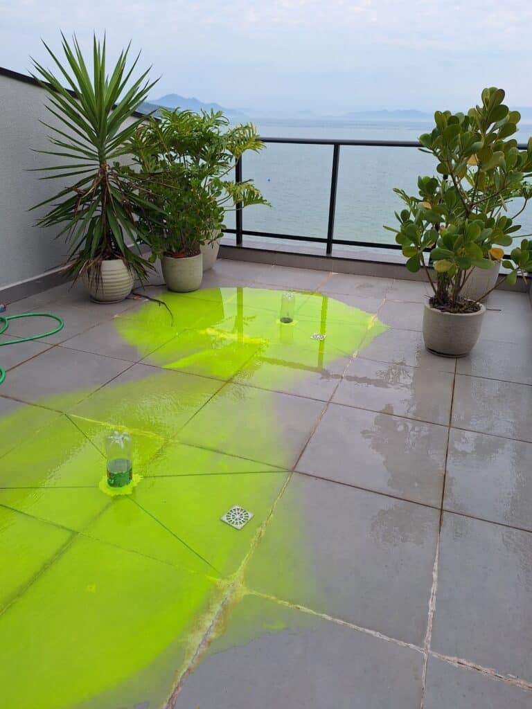 Teste de estanqueidade sendo realizado com produto químico em uma laje.